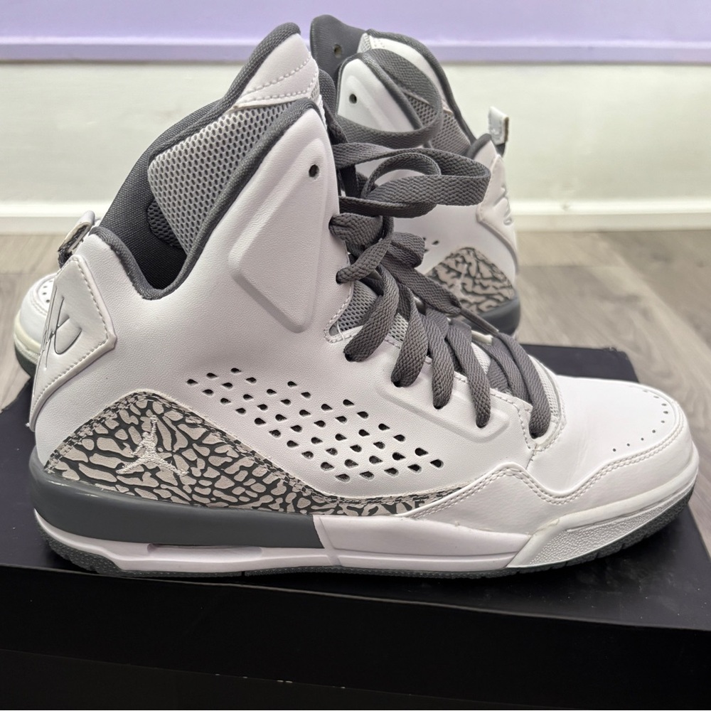 Nike: Jordan SC-3 Premium Boys Grade School, Color: White/Cool Grey, Size: 6.5Y